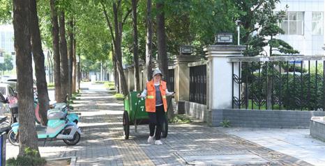 高温下的坚守 用汗水守护城市“颜值”