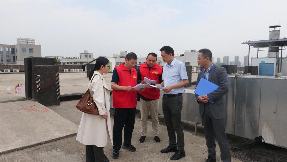 工作人员现场审核相关资料
