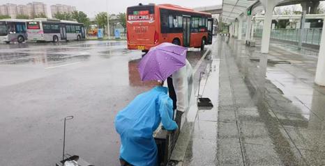 常德火车站广场管理处积极应对暴雨天气保畅通