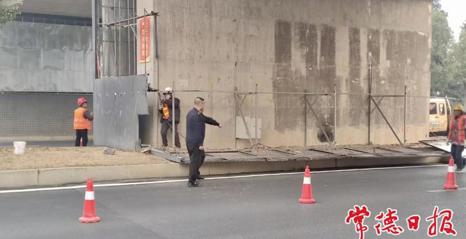 武陵区紫缘路铁路桥桥墩处3座存在安全隐患的广告设施被拆除