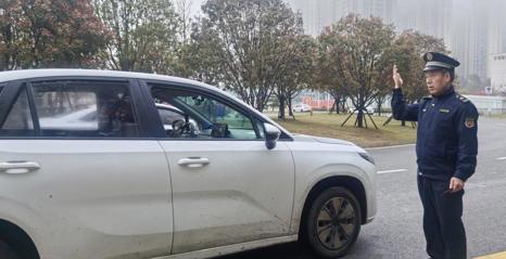 雨润归途情暖人心 常德火车站广场坚守护航旅客出行