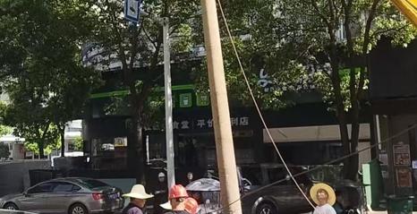 常德集中整治废弃路灯杆隐患