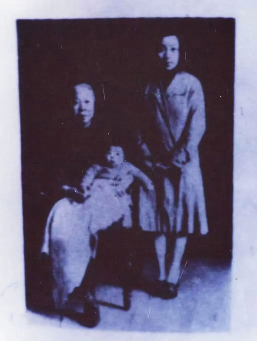 1931年，丁玲与母亲。（照片存常德市档案馆）