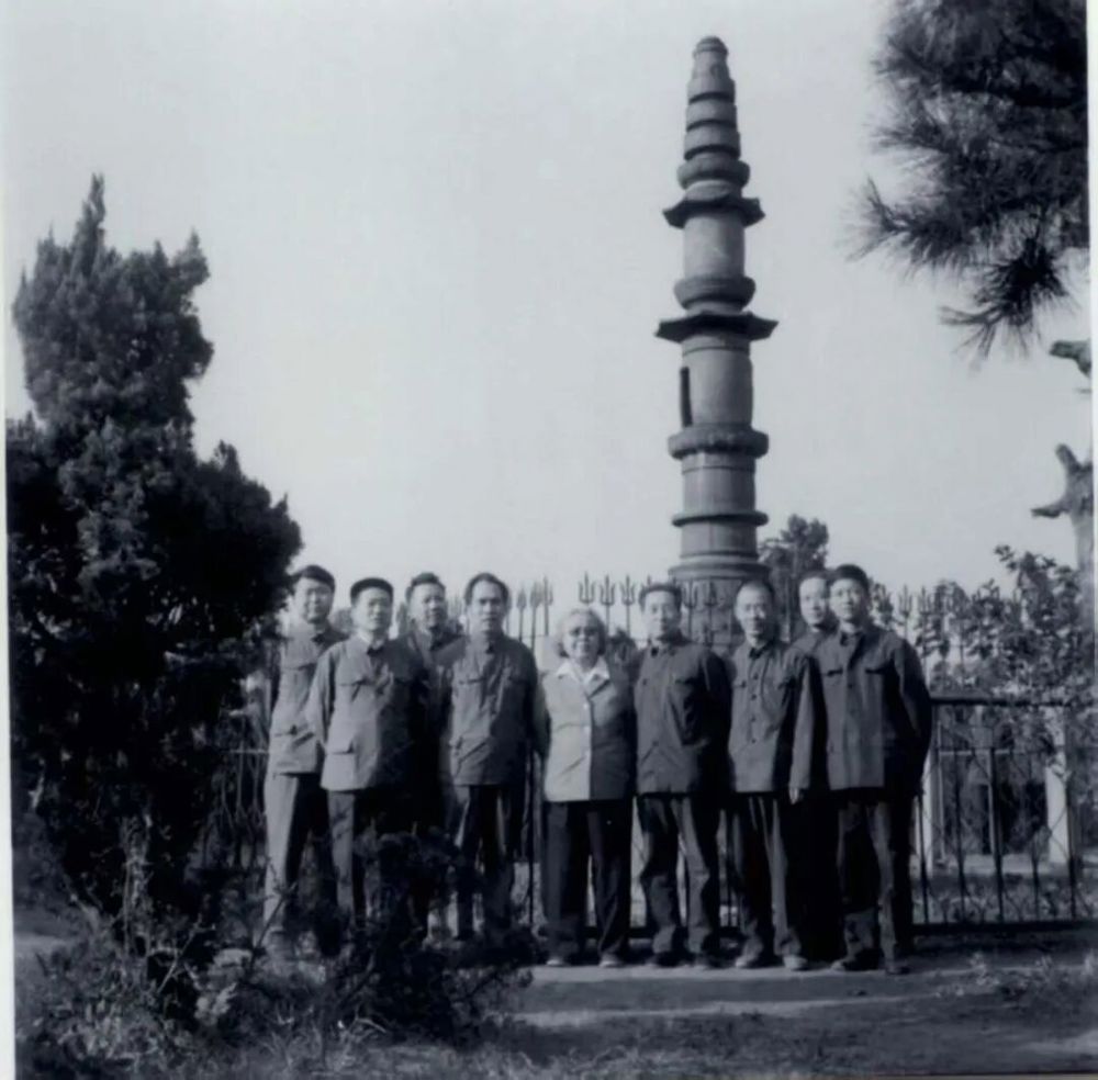 1982年，丁玲在常德滨湖公园。（照片存常德市档案馆）