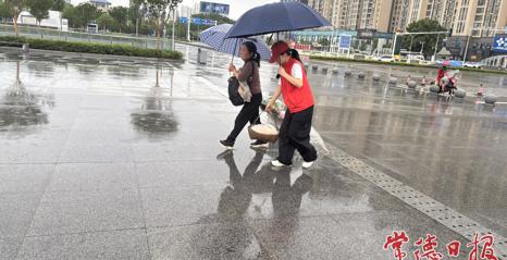 排查隐患暖心护航 常德火车站广场“红马甲”守护雨天平安出行