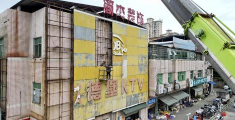 武陵区一大型老旧户外广告牌被依法拆除