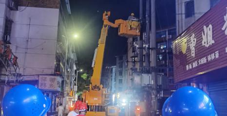 常德城市照明人连夜拆线排险 为安全隐患“解绑”
